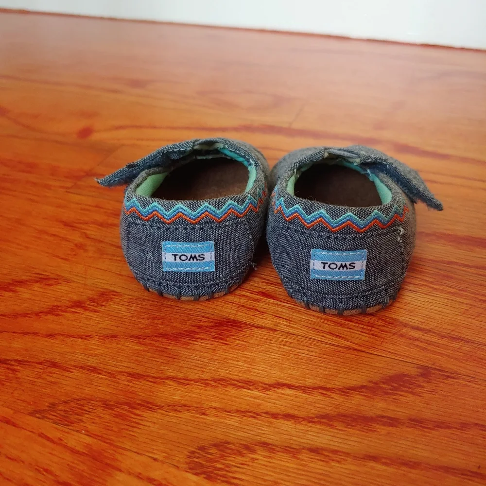 Toms Crib Shoes Baby Infant Size 2 Denim Fabric Soft Soles Hook And Loop Closure